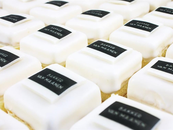 Petit Fours met Logo (25)
